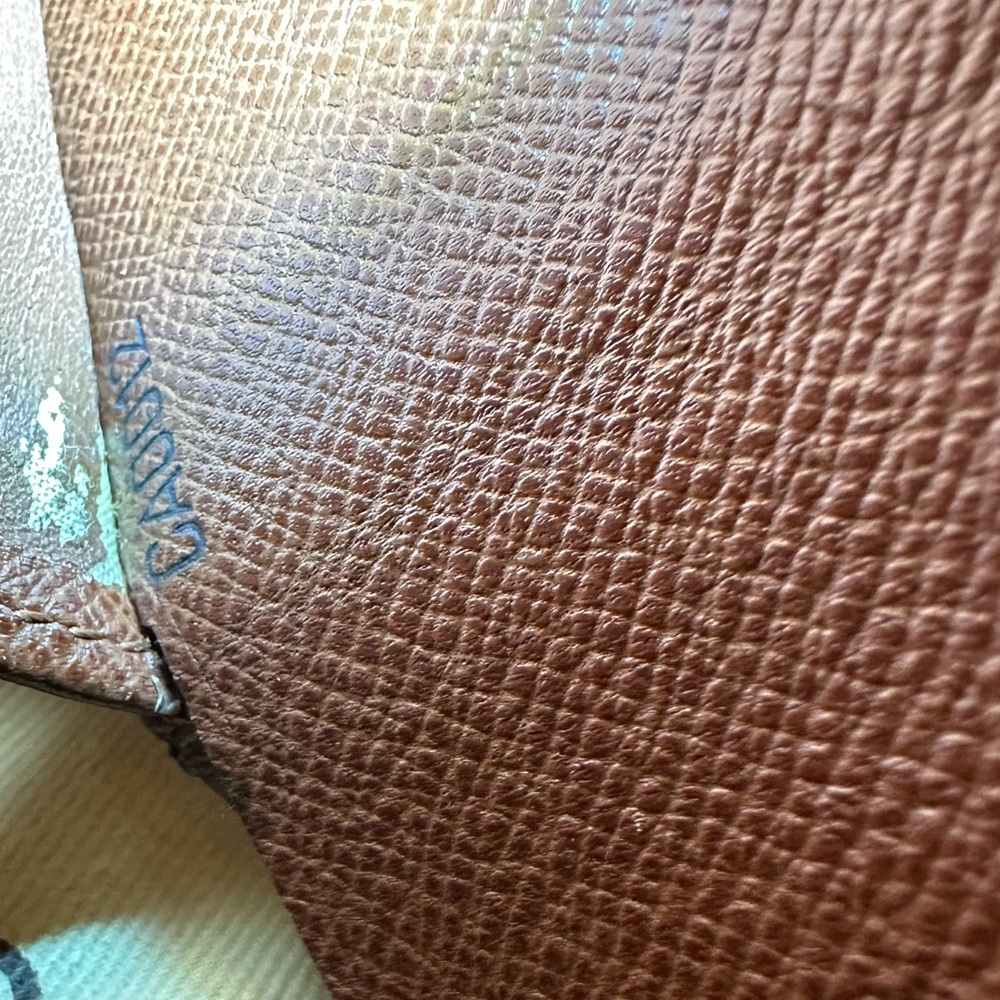 Authentic Louis Vuitton kiss lock wallet - Picture 3 of 12